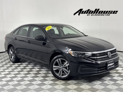 Used 2024 Volkswagen Jetta SE image 1