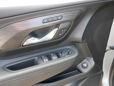 Used 2024 GMC Terrain SLT w/ Infotainment Package II image 19