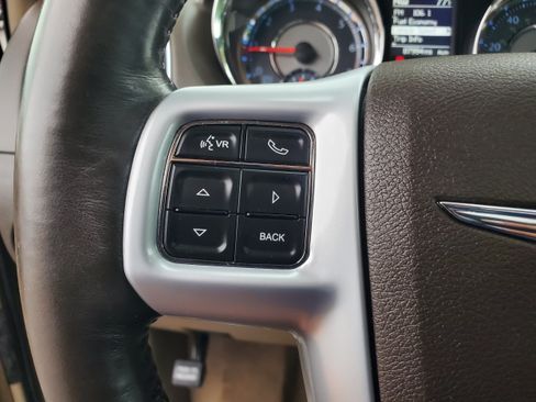Used 2014 Chrysler Town & Country Limited w/ Luxury Group FWD image 16