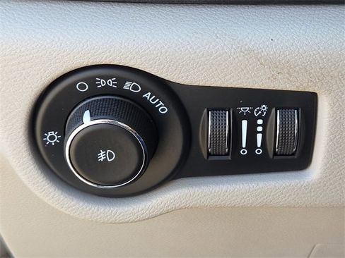 Used 2023 Chrysler Pacifica Touring-L image 27