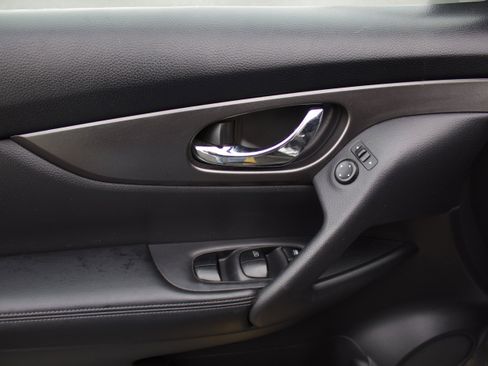 Used 2016 Nissan Rogue SV image 9