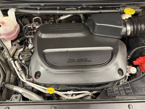 Used 2023 Chrysler Pacifica Touring-L FWD image 31