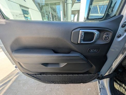 Used 2023 Jeep Wrangler Sahara image 38