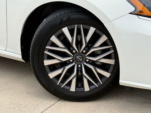 Used 2025 Nissan Altima 2.5 SV FWD image 2