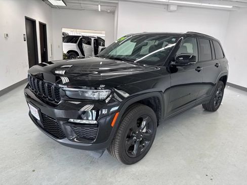 Used 2024 Jeep Grand Cherokee Limited w/ Black Appearance Package AWD/4WD image 6