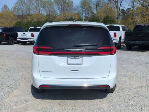 New 2026 Chrysler Pacifica Select image 4