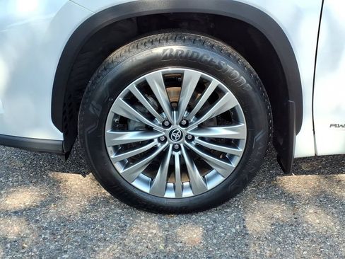 Used 2024 Toyota Highlander Platinum AWD/4WD image 9