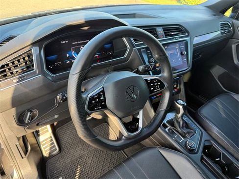 Used 2022 Volkswagen Tiguan SE R-Line image 8