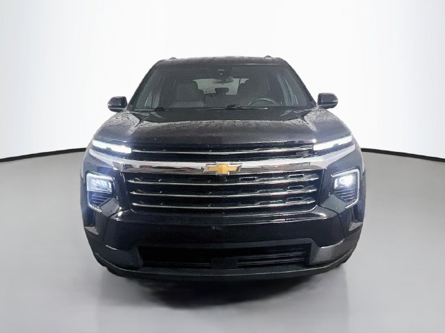 Used 2025 Chevrolet Traverse LT FWD image 2