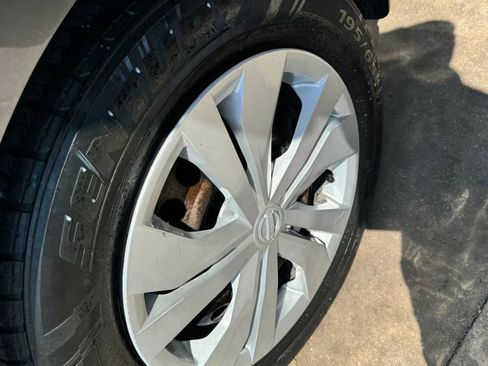 Used 2020 Nissan Versa S image 39