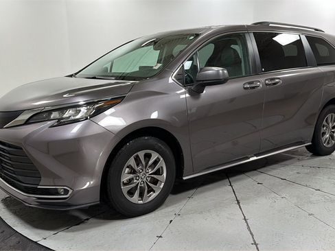 Used 2023 Toyota Sienna XLE image 1