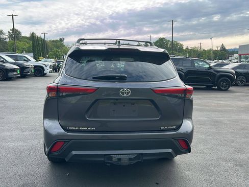 Used 2021 Toyota Highlander XLE AWD/4WD image 3