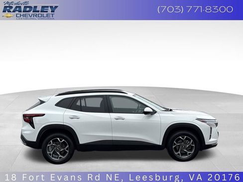 Certified 2025 Chevrolet Trax LT FWD image 7