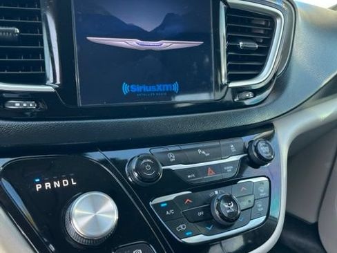 Used 2020 Chrysler Pacifica Touring-L Plus FWD image 13