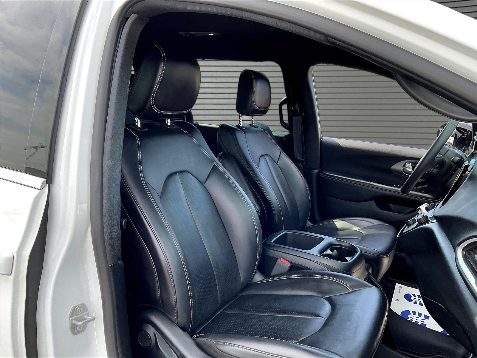 Used 2025 Chrysler Pacifica Select FWD image 25