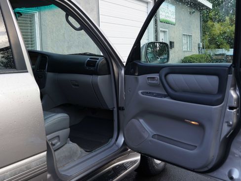 Used 2004 Toyota Land Cruiser image 32