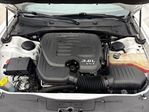 Used 2017 Dodge Charger SE image 14