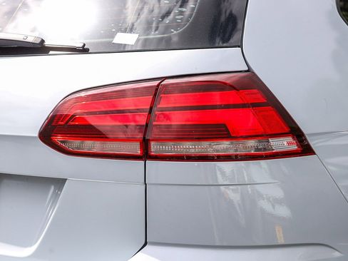 Used 2019 Volkswagen Golf SE image 8