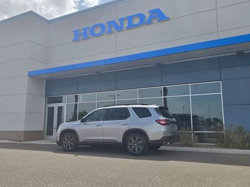 Certified 2025 Honda Pilot Sport image 17