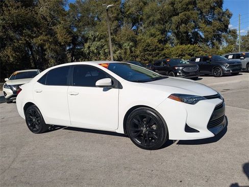 Used 2018 Toyota Corolla LE image 2