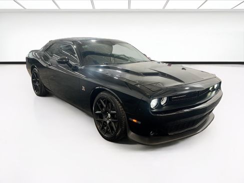 Used 2015 Dodge Challenger R/T Scat Pack w/ Scat Pack Appearance Package RWD image 3