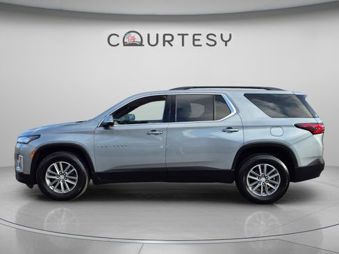 Used 2023 Chevrolet Traverse LT FWD image 2