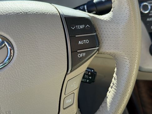 Used 2011 Toyota Avalon Limited image 17