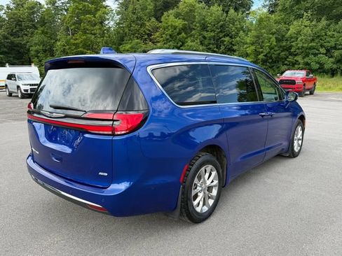 Used 2021 Chrysler Pacifica Touring-L w/ Uconnect Theater Family Group AWD/4WD image 5