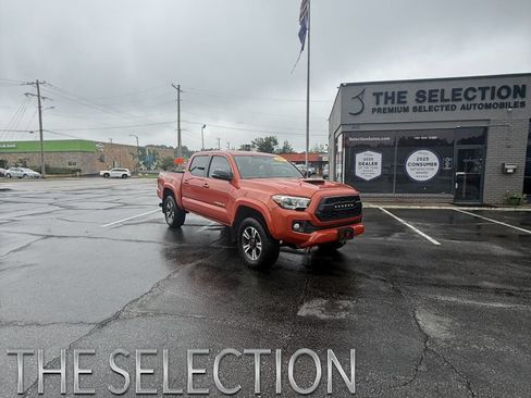 Used 2017 Toyota Tacoma TRD Sport w/ Tow Package (A/T) AWD/4WD image 1