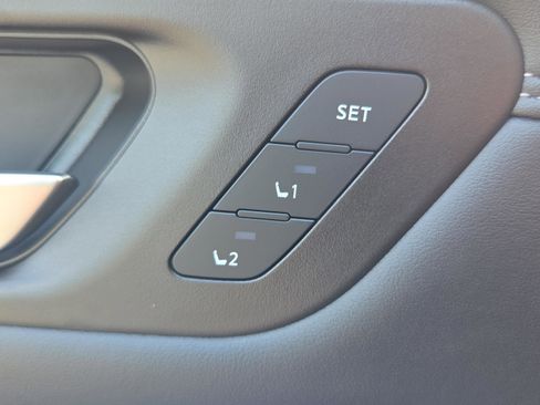 Certified 2025 Nissan Pathfinder Platinum FWD image 26