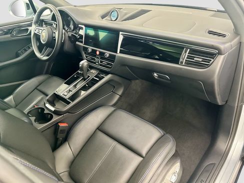 Certified 2025 Porsche Macan AWD/4WD image 19