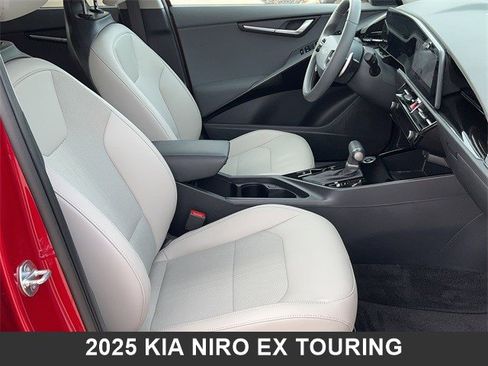 Used 2025 Kia Niro EX Touring image 16