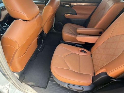 Used 2023 Toyota Highlander Platinum image 13