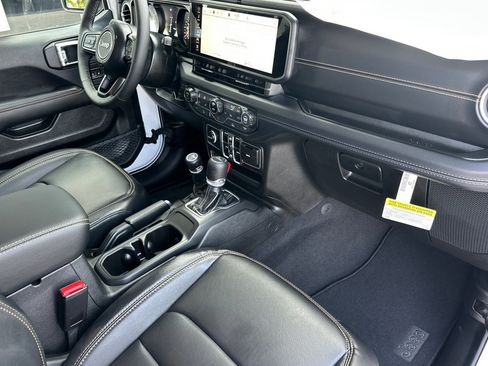 New 2025 Jeep Gladiator Sport image 15
