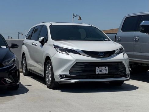 Used 2024 Toyota Sienna Limited FWD image 1