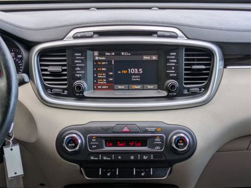 Used 2019 Kia Sorento LX w/ LX Convenience Package image 23