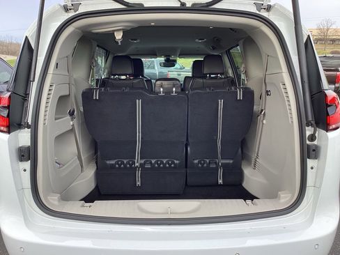 Used 2024 Chrysler Pacifica Touring-L image 10