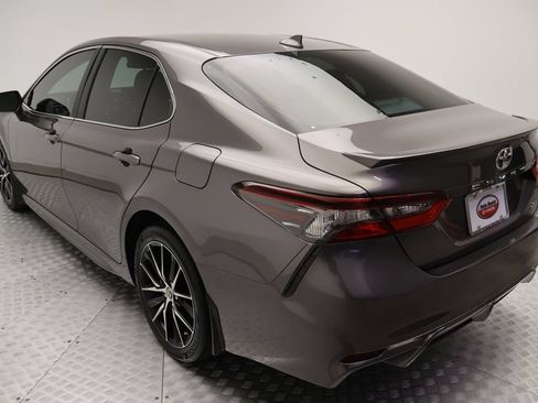 Used 2022 Toyota Camry SE FWD image 11