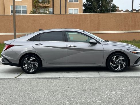Used 2024 Hyundai Elantra SEL w/ Convenience Package image 3