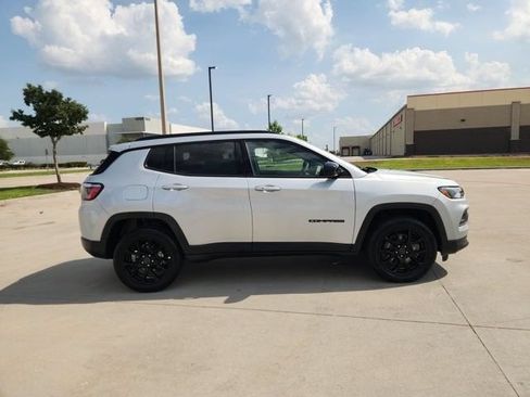 Used 2025 Jeep Compass Latitude w/ Convenience Group AWD/4WD image 4