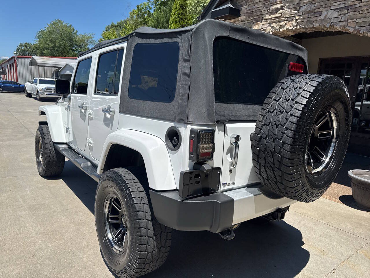 Used 2015 Jeep Wrangler Unlimited Sahara AWD/4WD image 3