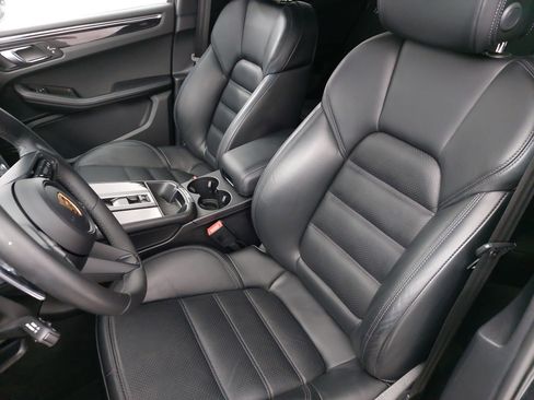 Certified 2024 Porsche Macan Turbo image 5