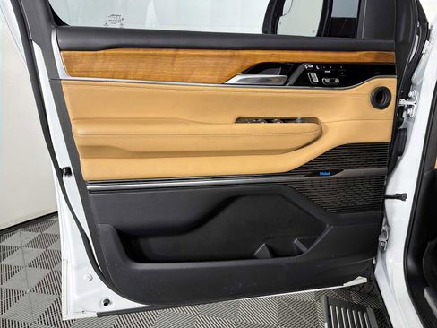 Used 2022 Jeep Grand Wagoneer Series III w/ Rear Seat Video Group 1 image 9