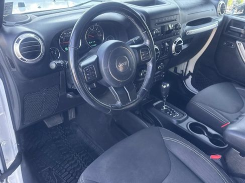 Used 2018 Jeep Wrangler Unlimited Sahara w/ Connectivity Group AWD/4WD image 2