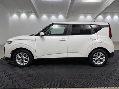 Used 2022 Kia Soul LX w/ Technology Package image 4