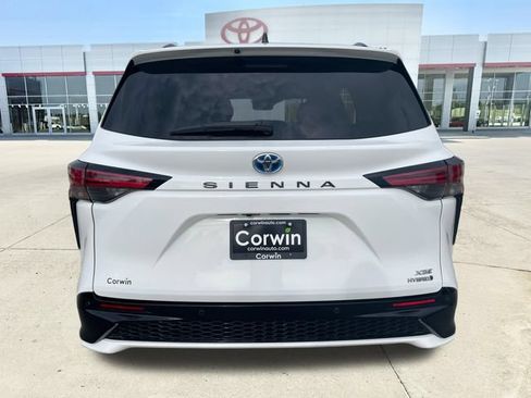 Used 2021 Toyota Sienna XSE FWD image 4