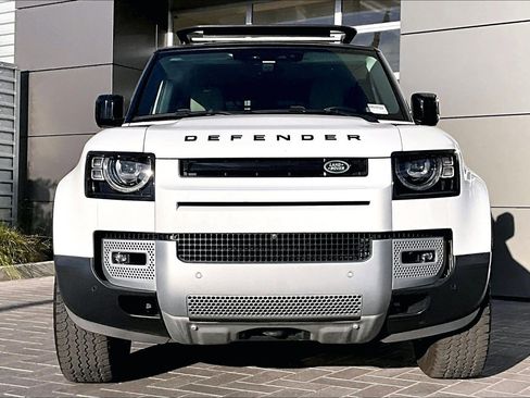 Used 2023 Land Rover Defender 130 SE image 2