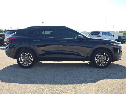 Used 2025 Chevrolet Trax LT FWD image 6