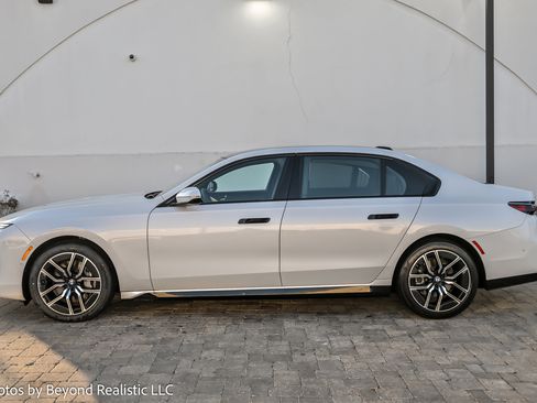 Used 2025 BMW 740i xDrive w/ Premium Package image 5