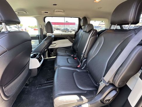 Used 2024 Kia Carnival EX FWD image 22